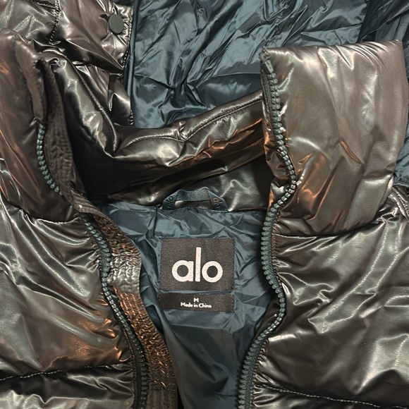 ALO Pearlized Pristine Puffer Jacket - Midnight Green (Sleeve Damage) Size M 💚 - Picture 3 of 9
